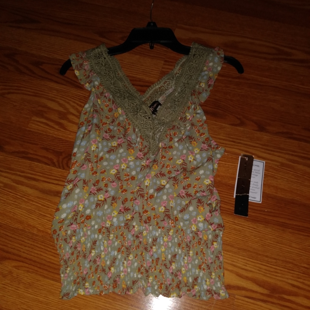 Super adorable Almost famous top!